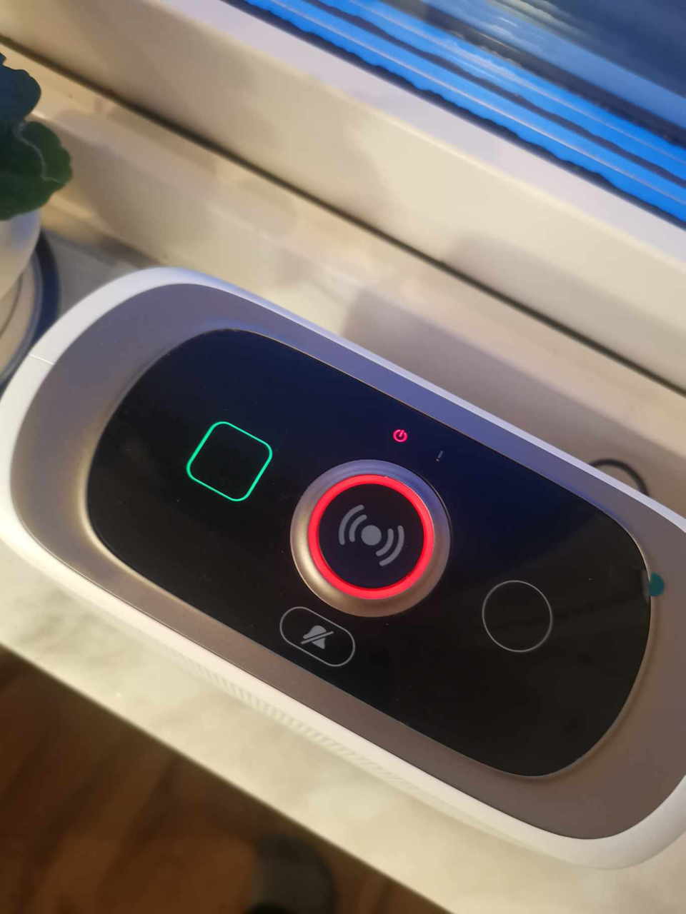På bilden lyser den gröna knappen på ovansidan av Eliza apparaten
